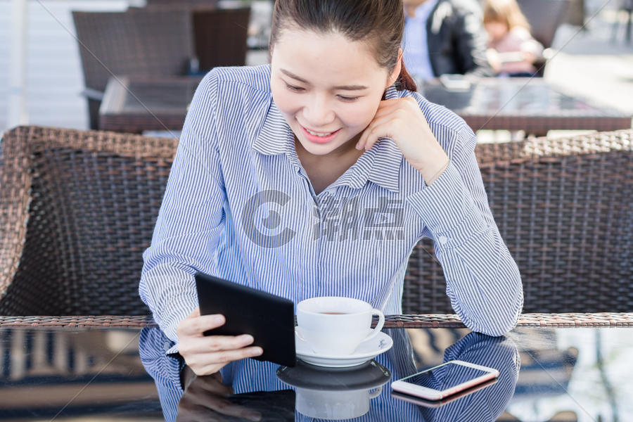 年轻女性咖啡店阅读电子书图片素材免费下载