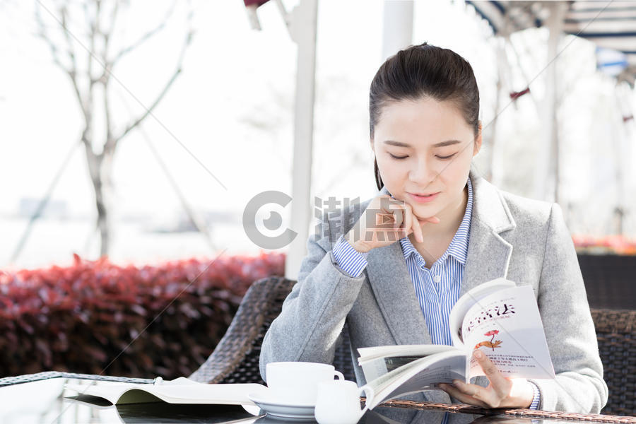 时尚女子咖啡馆休闲阅读看书图片素材免费下载