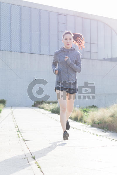 夕阳下跑步运动的年轻女性图片素材免费下载