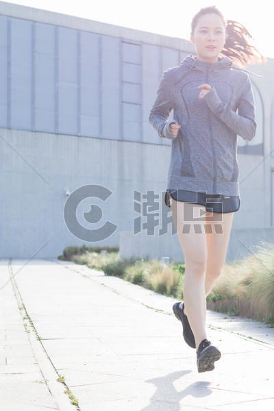 夕阳下跑步运动的年轻女性图片素材免费下载