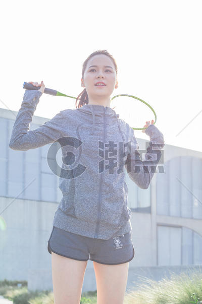 女性户外运动羽毛球图片素材免费下载