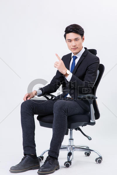 办公椅上自信的商务男士形象图片素材免费下载