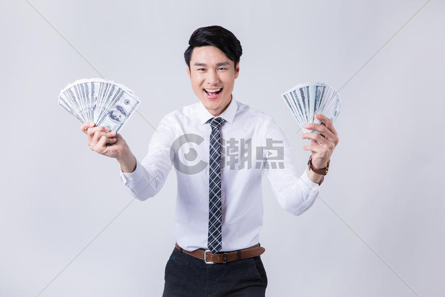 手拿美钞微笑的商务男性图片素材免费下载
