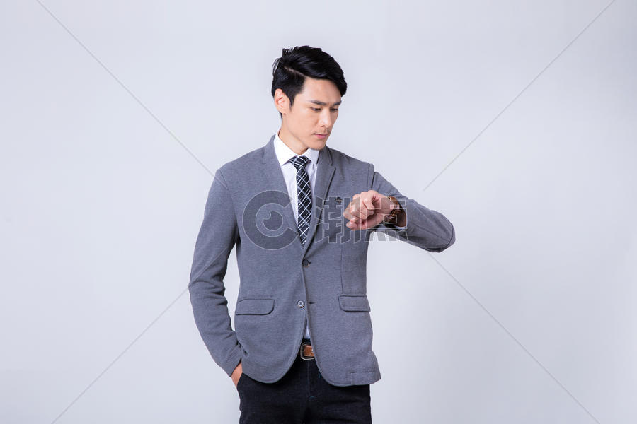 着急焦虑看手表的商务男性摄影图5472*3648图片素材免费下载-编号640532-潮点视频