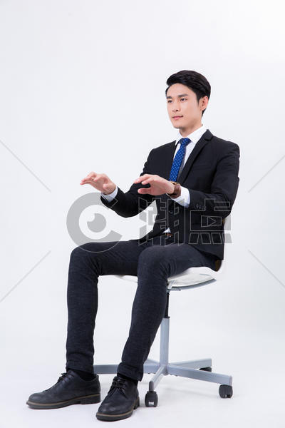 商务男士在办公椅上用电脑图片素材免费下载