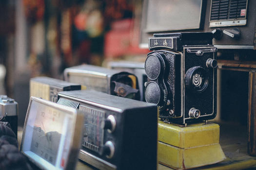 古玩市场里的古董相机古董收音机图片素材免费下载