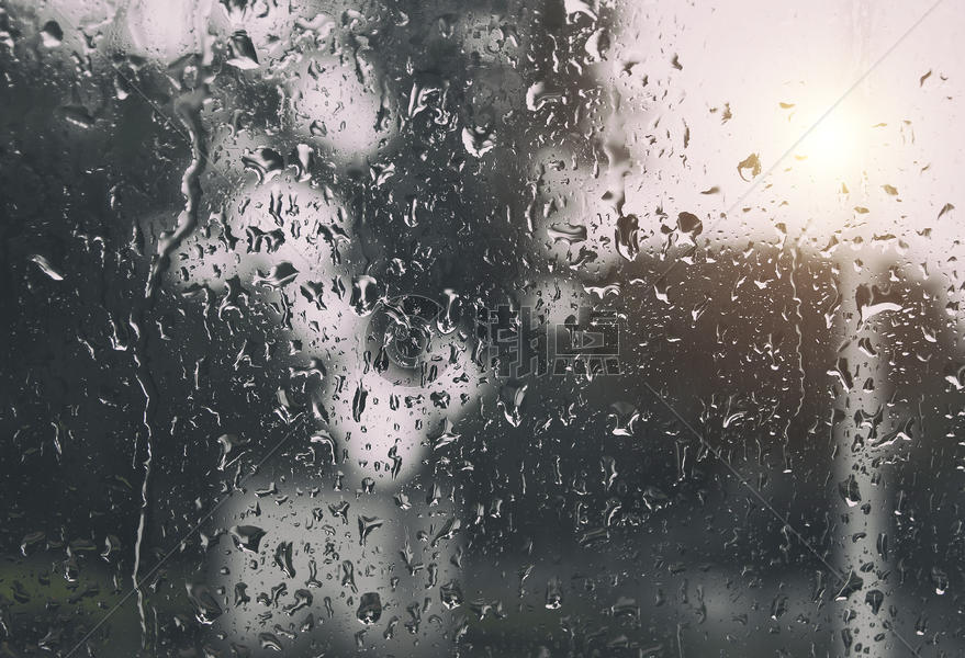 雨中窗上的水滴图片素材免费下载