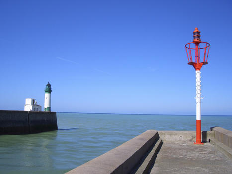 海滨码头灯塔图片素材免费下载