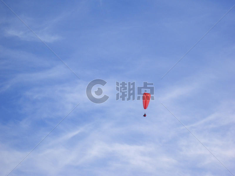 蓝天中自由翱翔的热气球图片素材免费下载