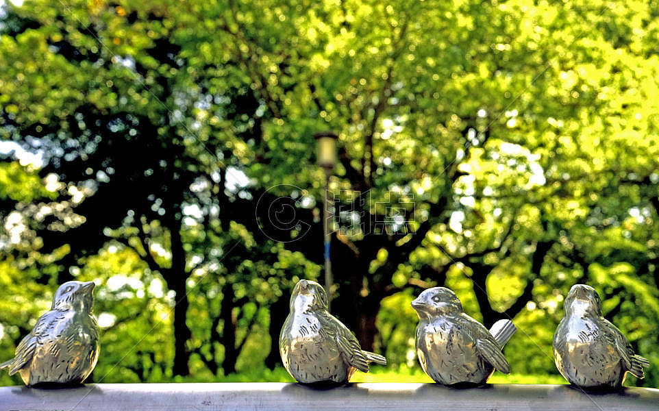 日本大阪城公园里的绿树下的鸟儿雕塑图片素材免费下载