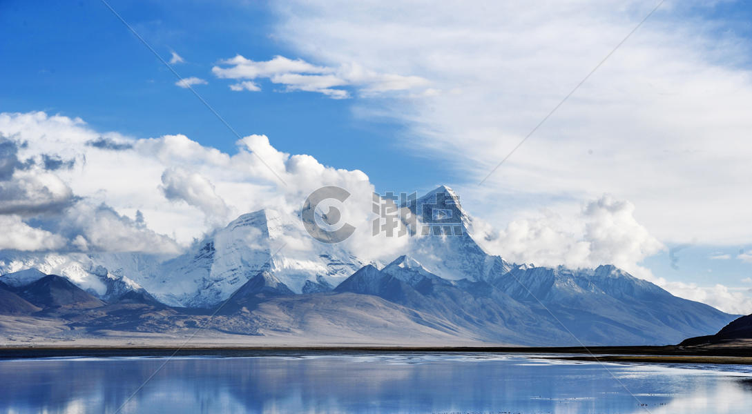 西藏的雪山和天空图片素材免费下载