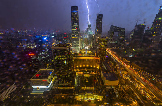 雷电大雨中的城市图片素材免费下载