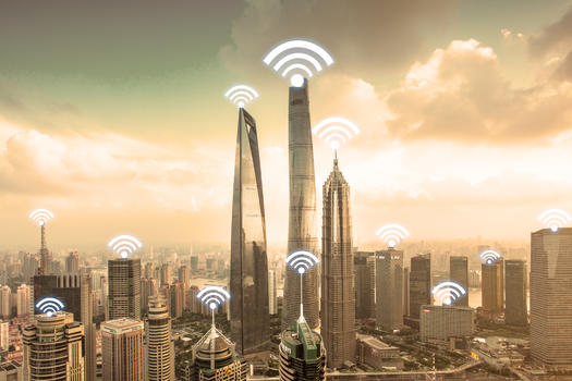 城市高楼大厦中建立wifu无线互联网通信图片素材免费下载