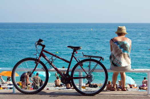 海边的游客和自行车图片素材免费下载
