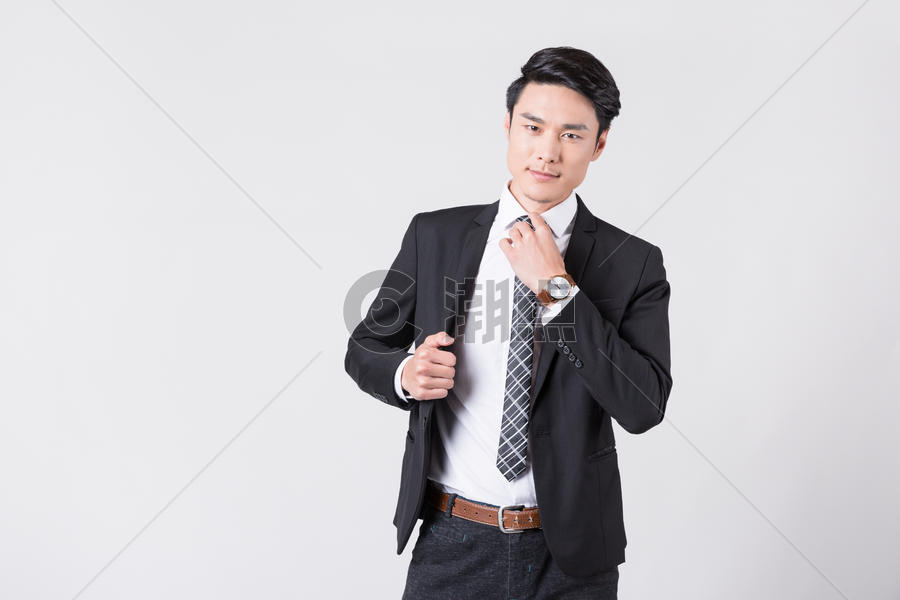 整理西装领带的商务男士图片素材免费下载
