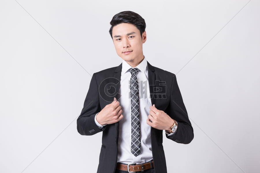整理西装领带的商务男士图片素材免费下载
