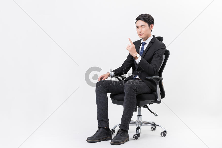 坐在办公椅上思考的西装商务男子图片素材免费下载
