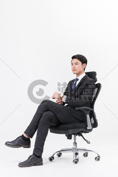 坐在办公椅上思考的西装商务男子图片素材免费下载