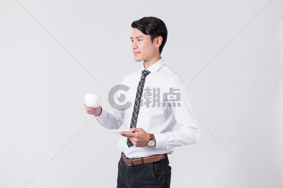 时尚商务男士端着咖啡喝咖啡图片素材免费下载