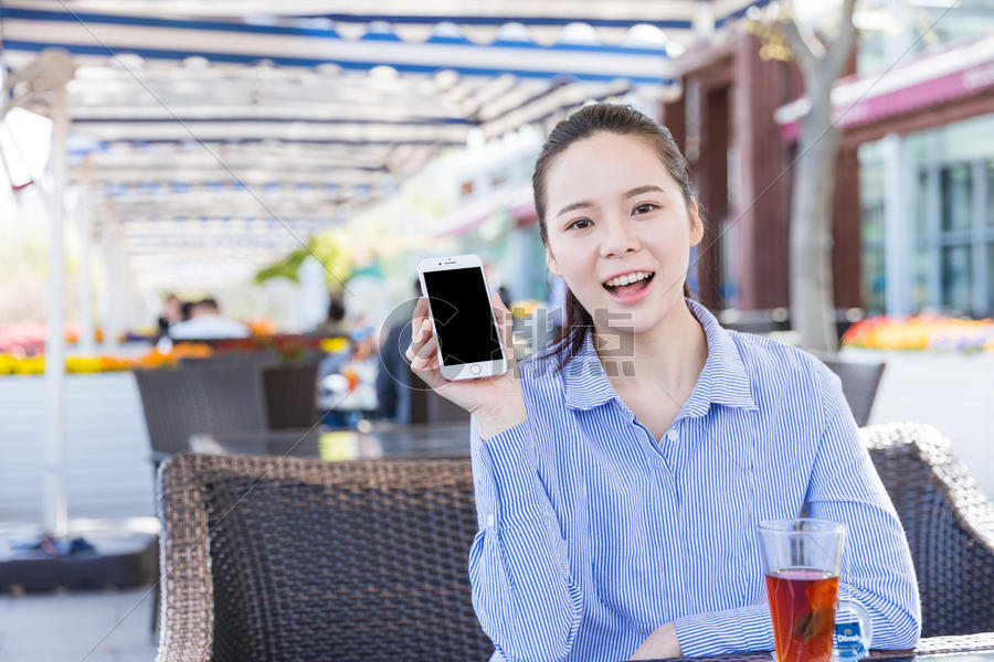 咖啡馆清新女孩展示手机图片素材免费下载