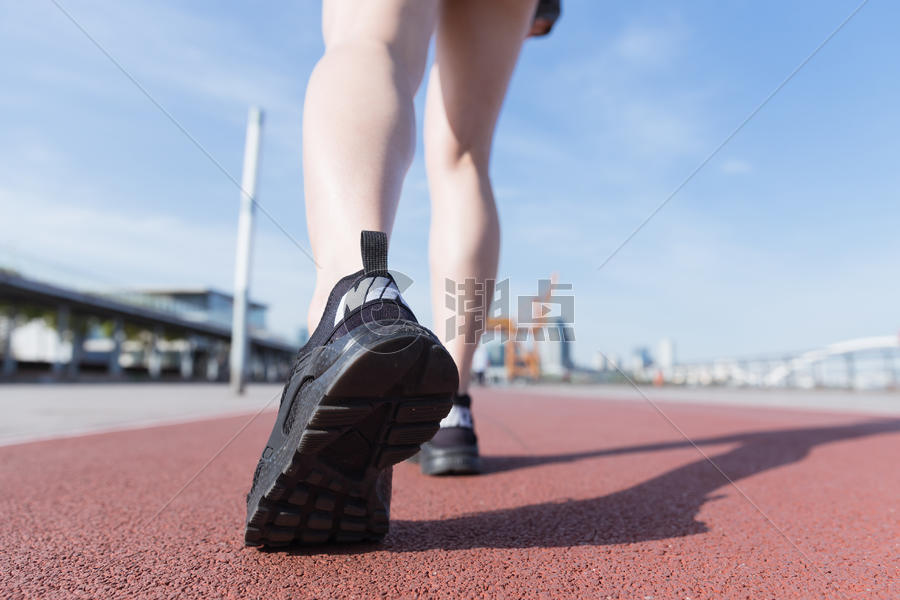 阳光下运动女孩跑道上走路图片素材免费下载