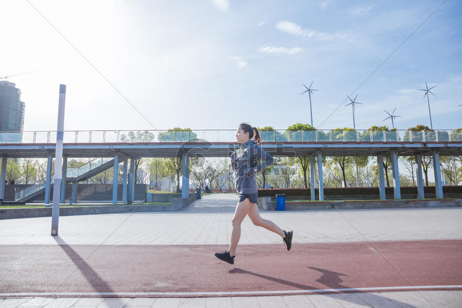 阳光下运动女孩大气在跑道跑步图片素材免费下载