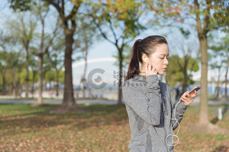 公园运动女孩阳光下休息听音乐图片素材免费下载