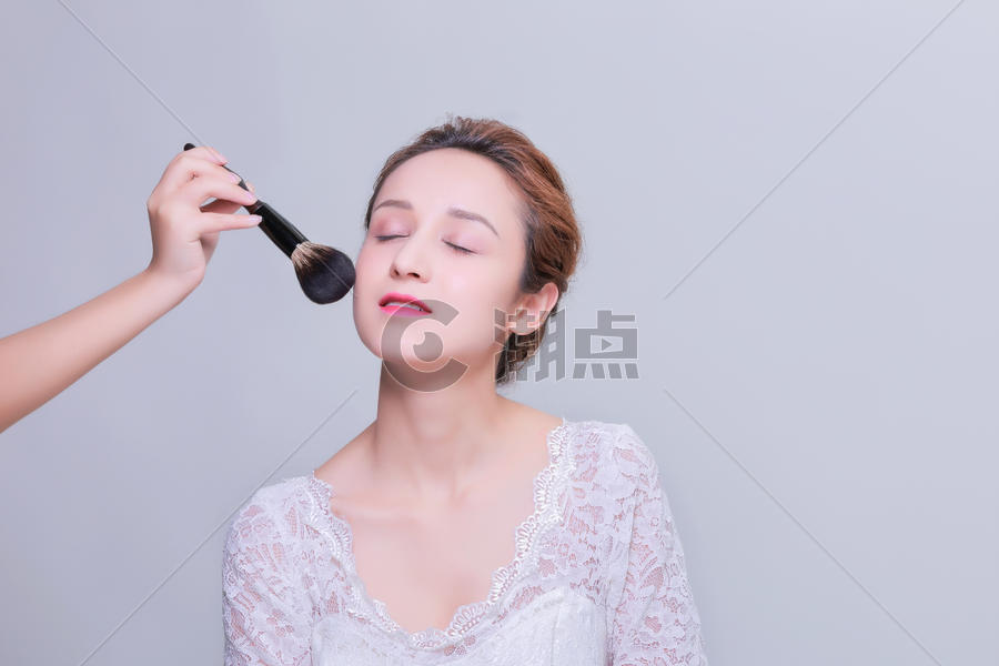 清新妆面美女化妆刷广告图片素材免费下载
