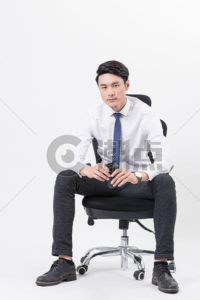 帅气时尚男士坐在椅子上图片素材免费下载