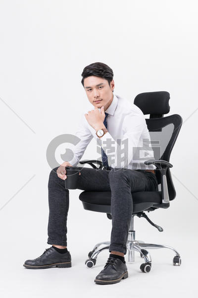 帅气时尚男士坐在椅子上图片素材免费下载