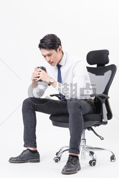 坐在办公椅上喝咖啡的商务人图片素材免费下载