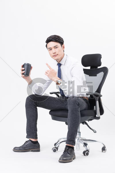 坐在办公椅上喝咖啡的商务人图片素材免费下载