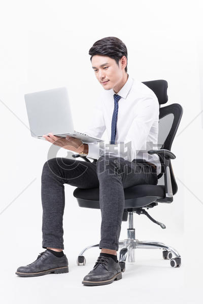 商务人男士操作笔记本电脑图片素材免费下载