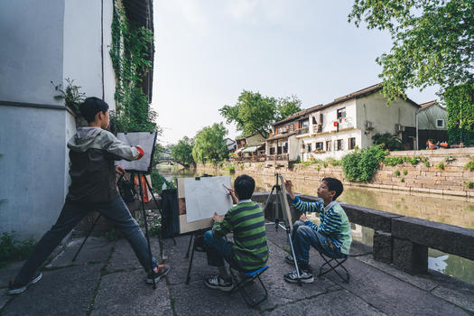 学生们在杭州小河直街画画图片素材免费下载