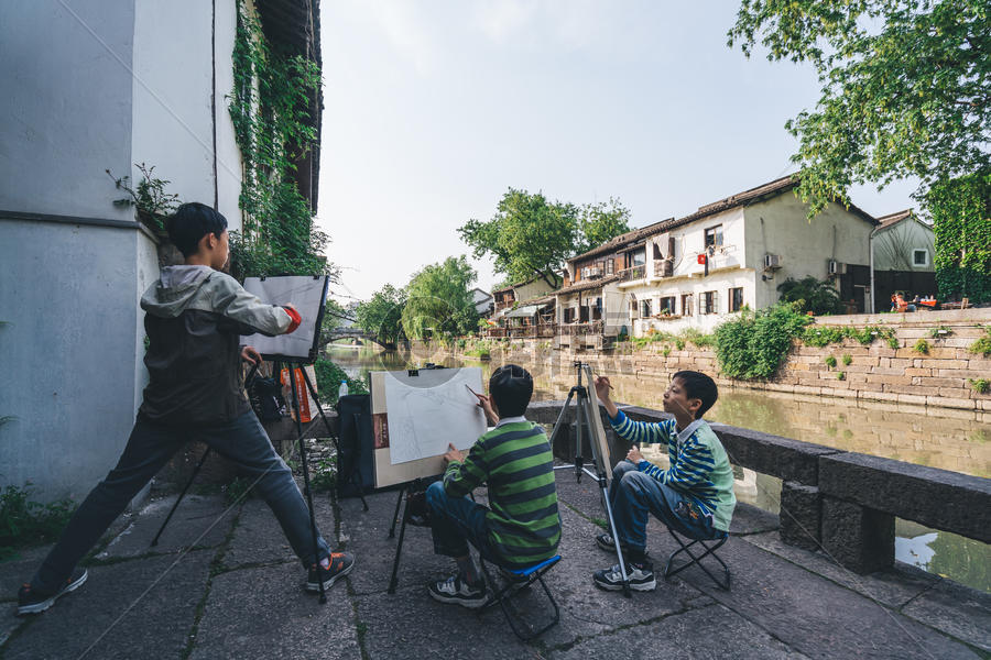 学生们在杭州小河直街画画图片素材免费下载