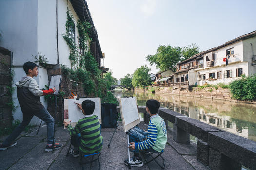 杭州小河直街河边写生的学生图片素材免费下载