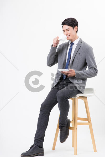穿西装坐着喝咖啡放松男性图片素材免费下载