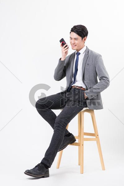 商务男士使用手机微信打电话图片素材免费下载