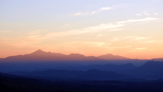 腾冲夕阳西下的天空和山脉图片素材免费下载