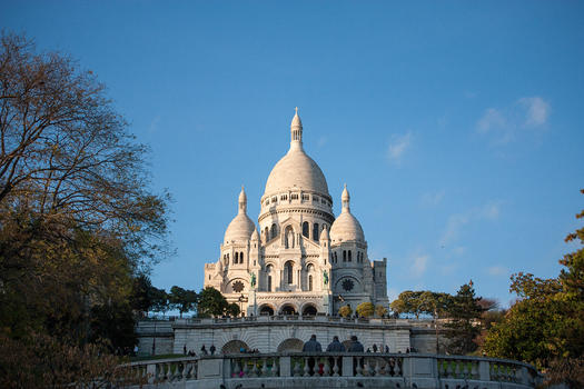 夕阳下巴黎蒙马特高地圣心教堂全景图片素材免费下载