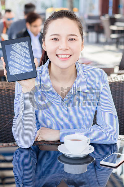 年轻女性咖啡店阅读电子书图片素材免费下载