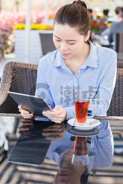 休闲放松咖啡馆使用平板电脑图片素材免费下载