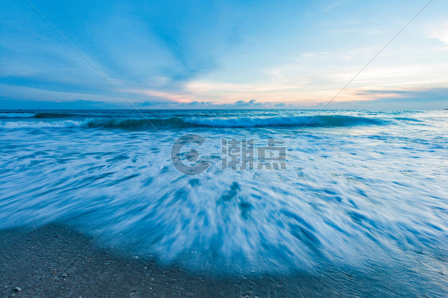 夕阳下的海水涌起图片素材免费下载