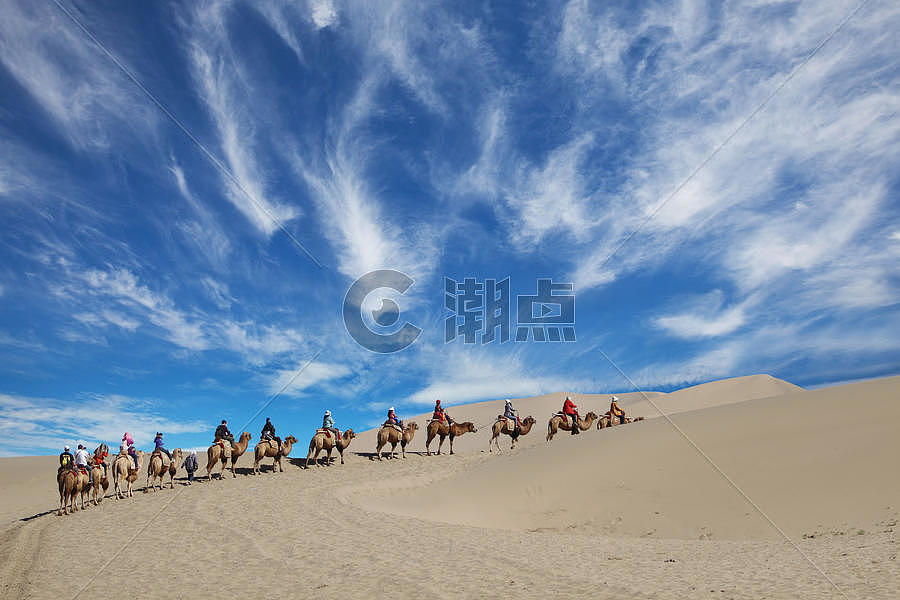 沙漠中骑骆驼前行的人图片素材免费下载