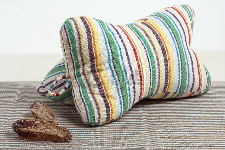 手工纯天然材质条纹棉麻靠枕枕头静物图片素材免费下载