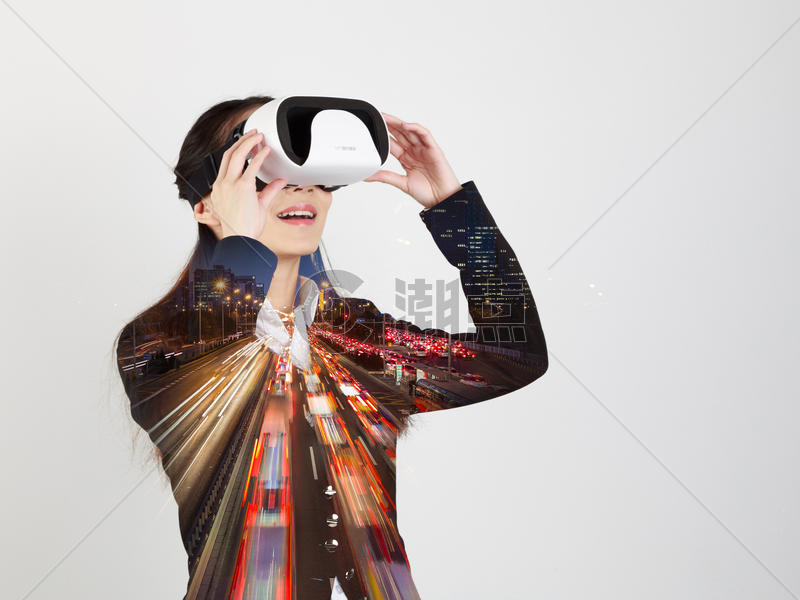 带虚拟现实眼镜的人看未来科技图片素材免费下载