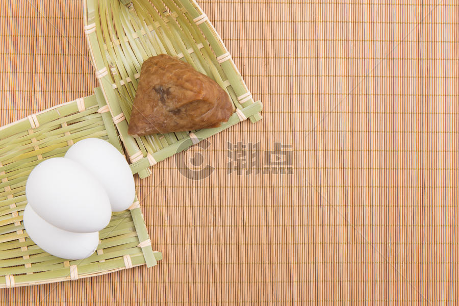 端午节竹垫上粽子与蛋图片素材免费下载
