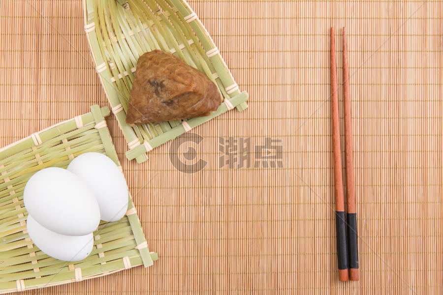端午节竹垫上食物与筷子图片素材免费下载