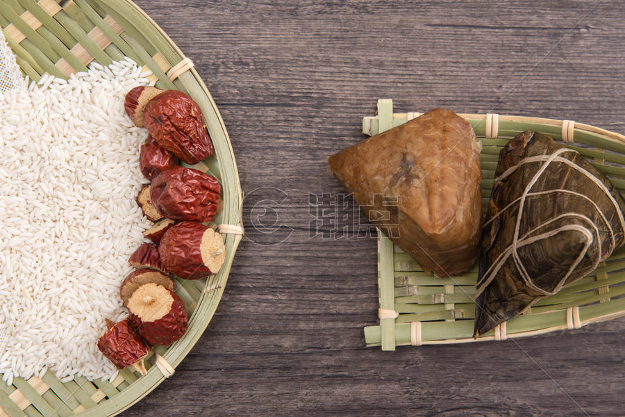 端午节木板上的粽子与米红枣图片素材免费下载
