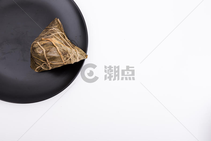 简单端午盘子上的粽子留白图片素材免费下载